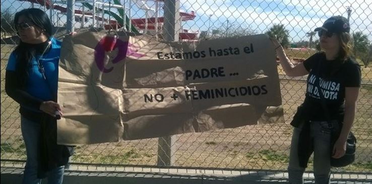 Madres de desaparecidas pintan cruces en ruta papal de Ciudad Juárez