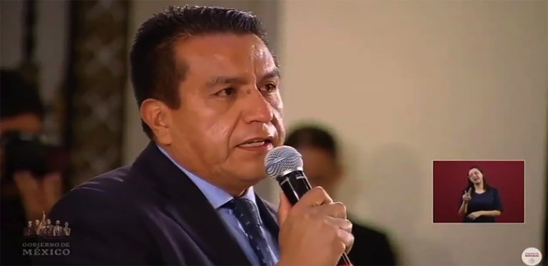 Se “disfraza” de reportero en mañaneras y asesora a la 4T