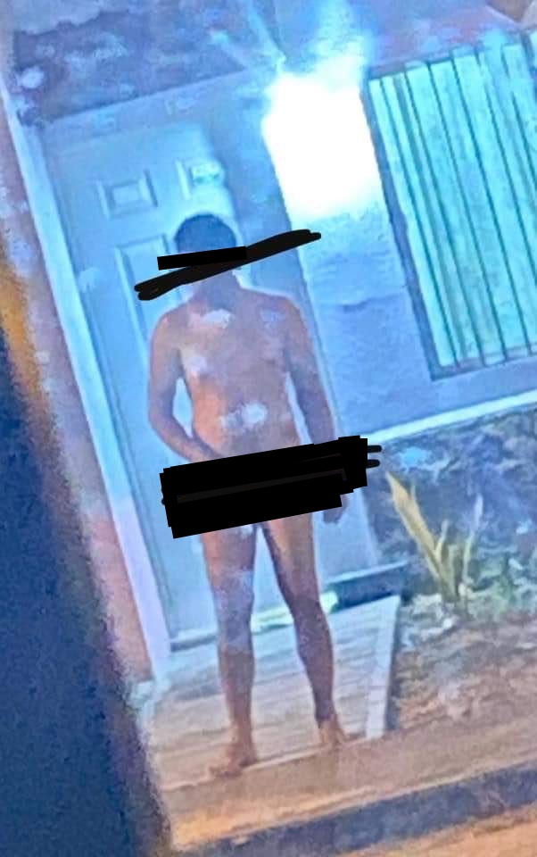 HOMBRE DESNUDO SE MASTURBA FRENTE A UN NIÑO
