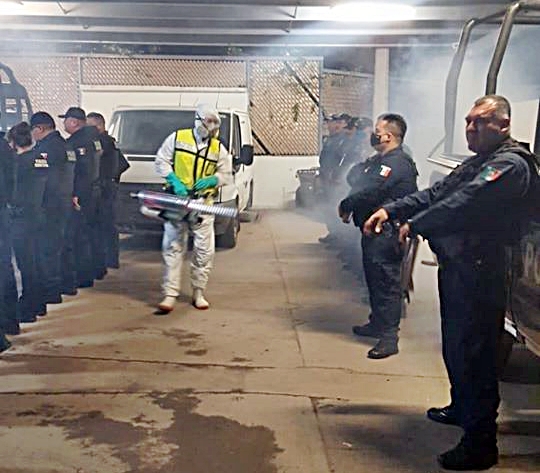Sanitizan oficiales, patrullas y armas de Policía de Hermosillo