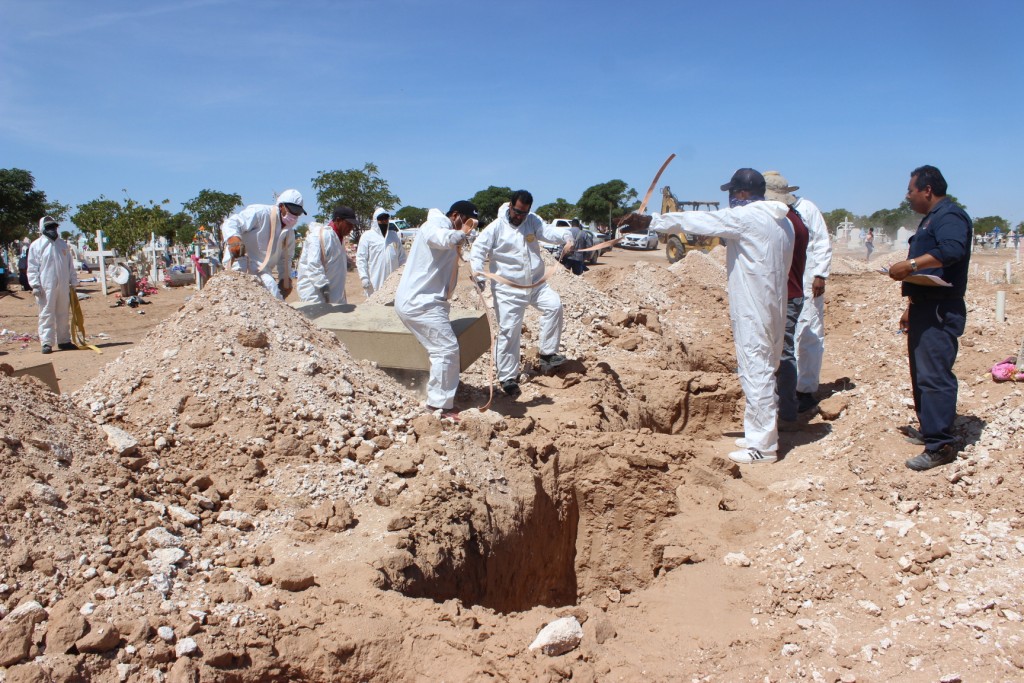 Colapsan servicios funerarios por pandemia, acumulan 120 cuerpos