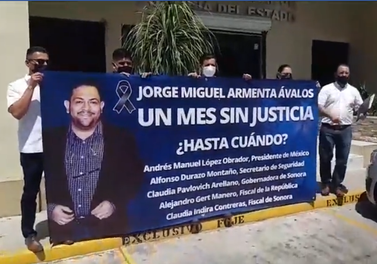 Ante amenazas constantes e indiferencia de autoridades, periodistas de Cajeme se manifiestan en Hermosillo