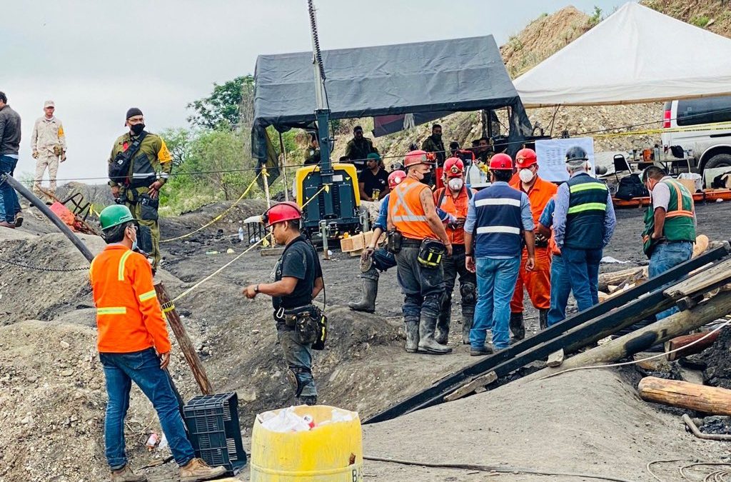 Van cuatro trabajadores muertos por derrumbe de mina