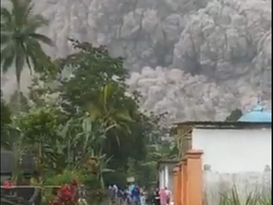 41 heridos por quemaduras y un muerto por erupción de volcán en Indonesia