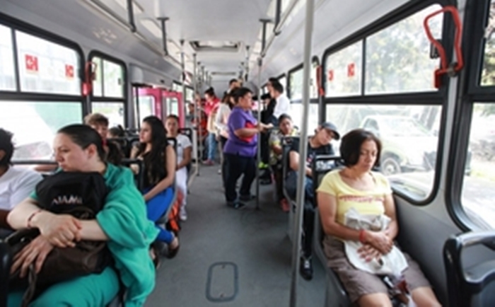 Quieren garantizar que las mujeres viajen seguras en el transporte público