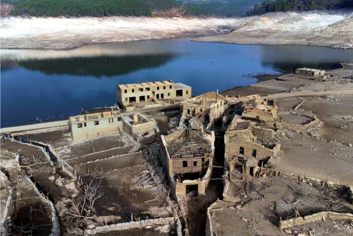 Aceredo, el pueblo fantasma español que reaparece luego de 30 años en el fondo de un embalse 30-anos-despues-aparece