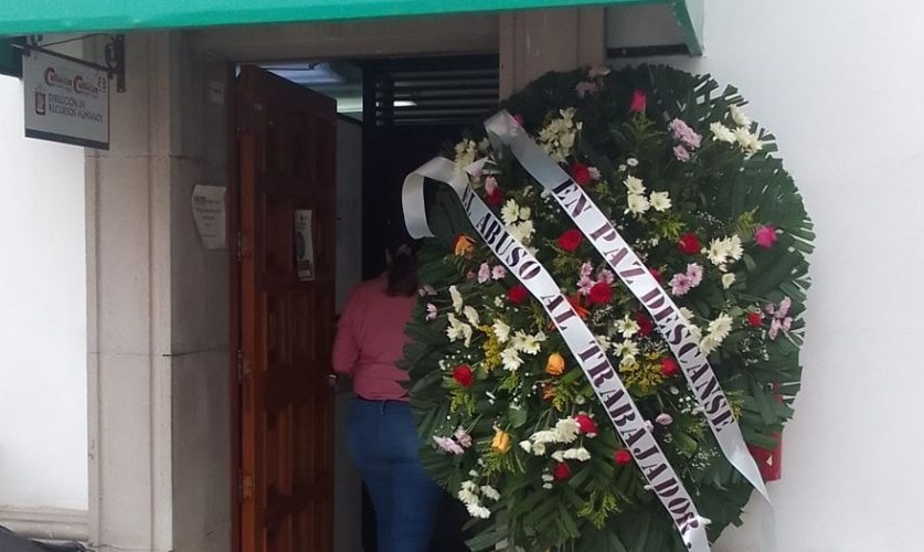 Dejan corona de muertos en el Ayuntamiento de Culiacán Corona