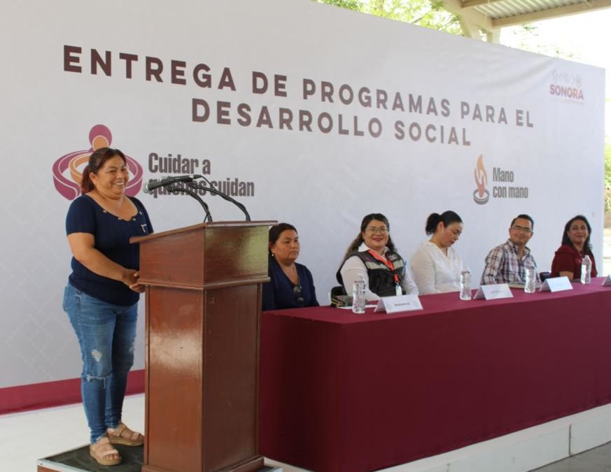 Sedesson entrega 142 tarjetas a personas beneficiarias de programas sociales en Caborca