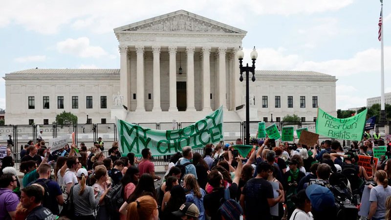 Corte Suprema de EU echa abajo el derecho al aborto