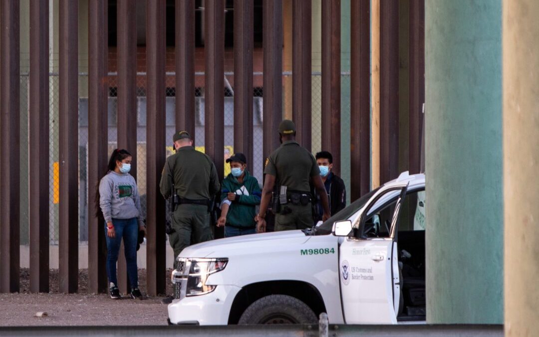 Estados Unidos mantiene a más de 266 mil migrantes bajo vigilancia electrónica