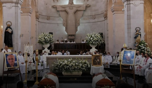 ‘Los abrazos no alcanzan para cubrir tanto balazo’ reclaman en misa de jesuitas asesinados