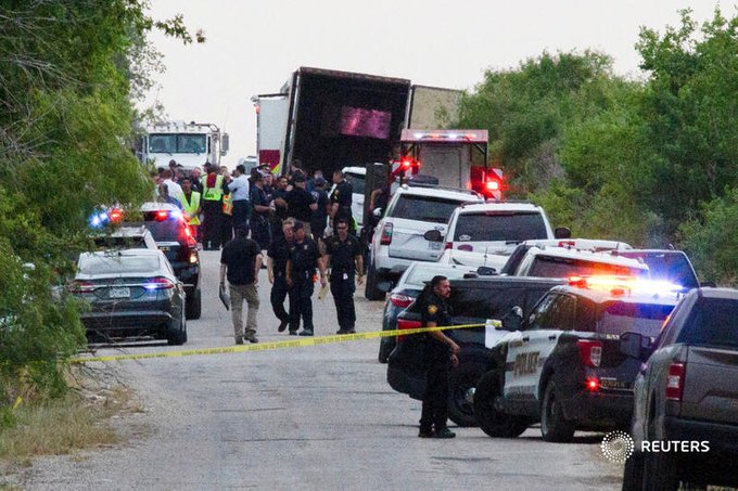 Mueren 50 migrantes abandonados en tráiler en Texas
