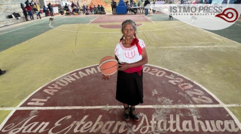Abuelita mixteca rompe estereotipos: Juega Basquetbol, es artesana y cultiva maíz