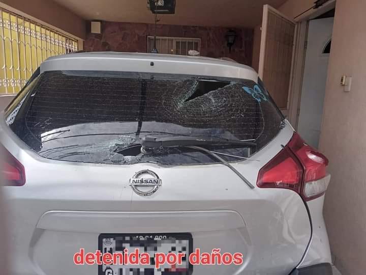 Creyó que su esposo la engañaba, causó daños a un auto y  una vivienda; se equivocó de casa