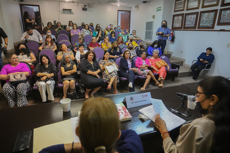 Presentan libro sobre reinvención de la vejez femenina en el Congreso