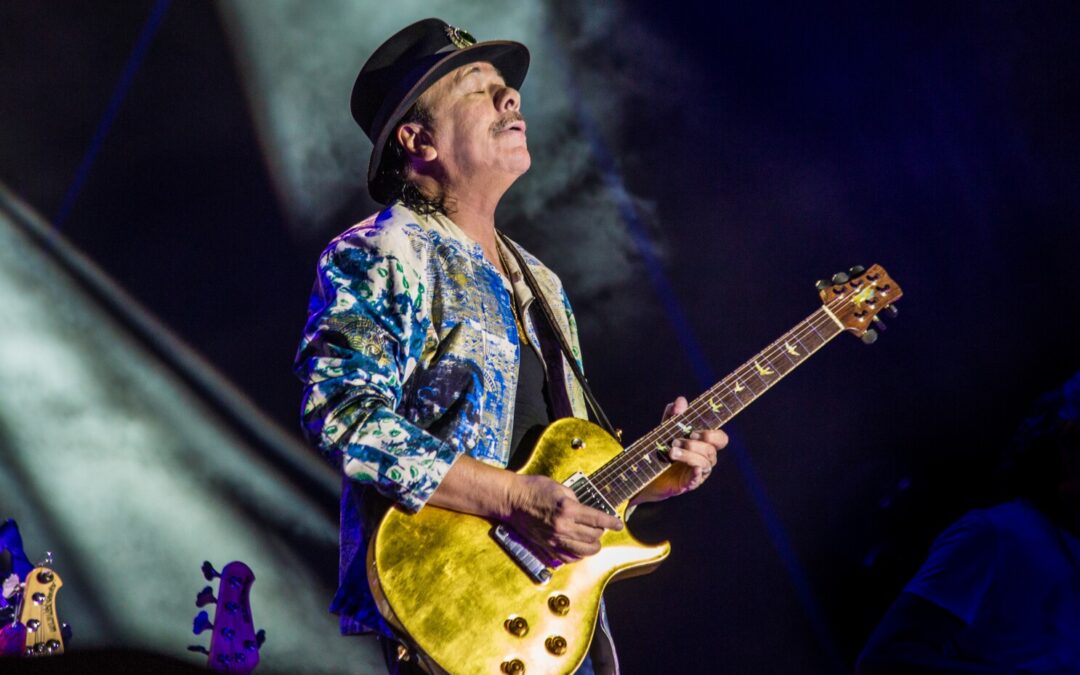 Carlos Santana reaparece en concierto y paseo tras el colapso que sufrió