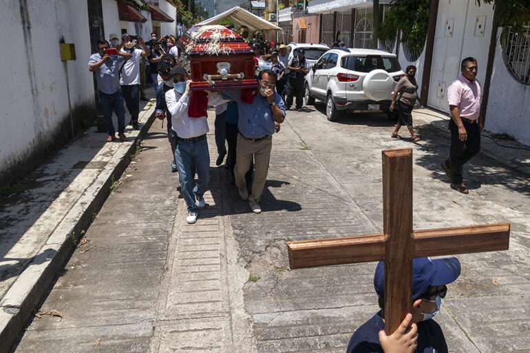 Exigen justicia y seguridad durante el sepelio del periodista asesinado