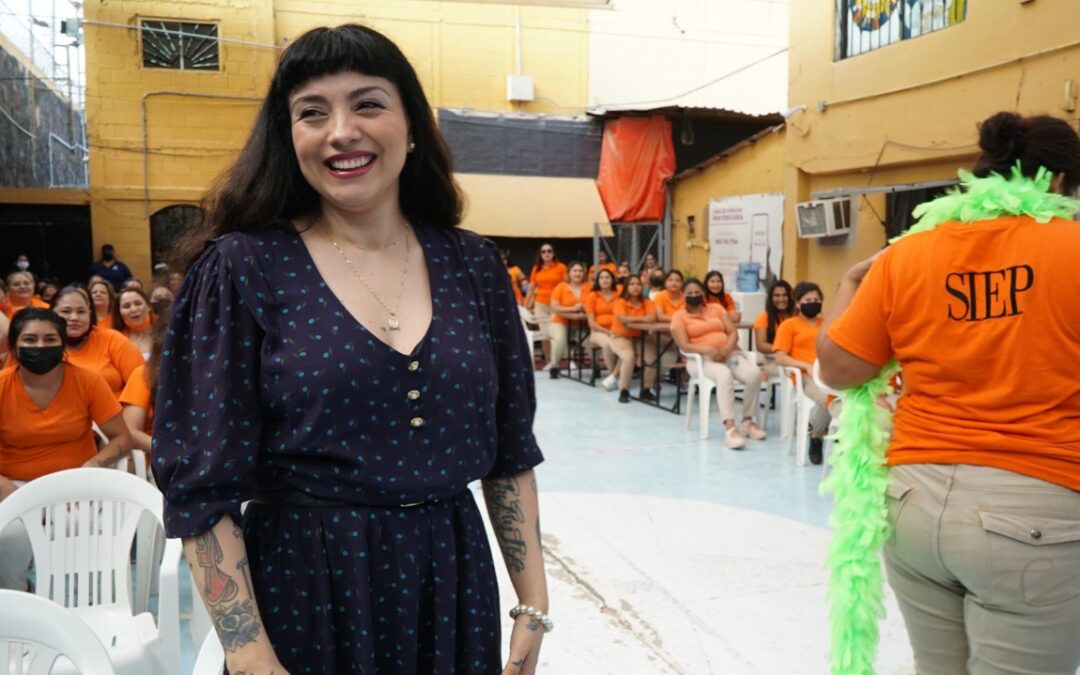 Mon Laferte visita a mujeres en CERESO de Sonora, integrantes de “La letra escarlata”