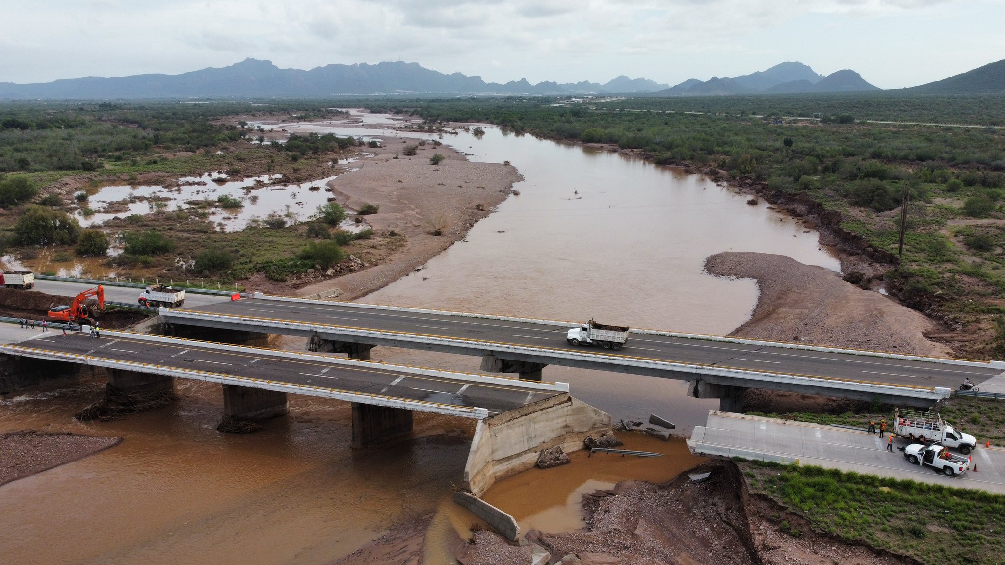 Anuncia gobernador soluciones definitivas para evitar inundaciones en Guaymas-Empalme puente 1