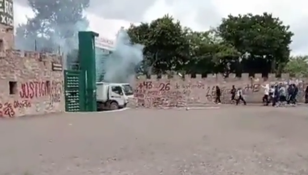 Estudiantes atacan instalaciones de la 35 Zona Militar en Guerrero