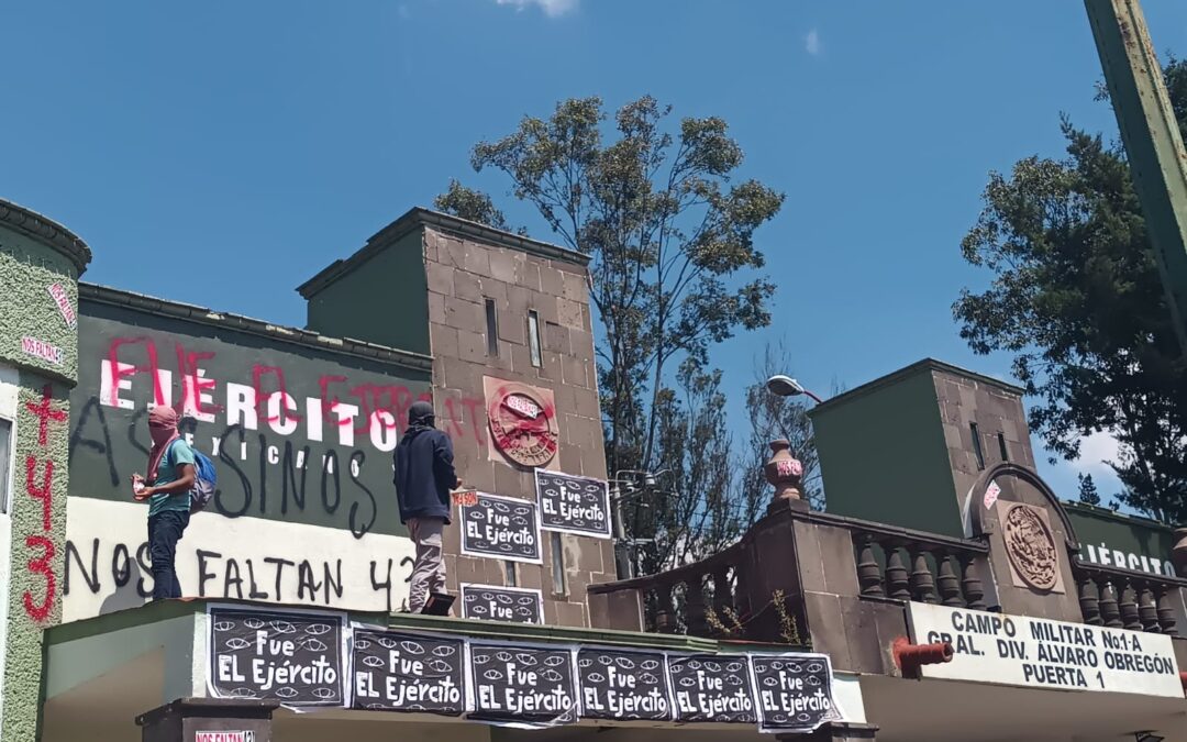 Normalistas atacan y vandalizan Campo Militar 1