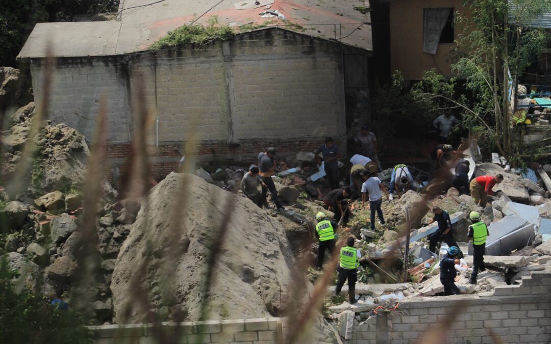 Casas y personas sepultadas tras derrumbe de cerro en Cuernavaca