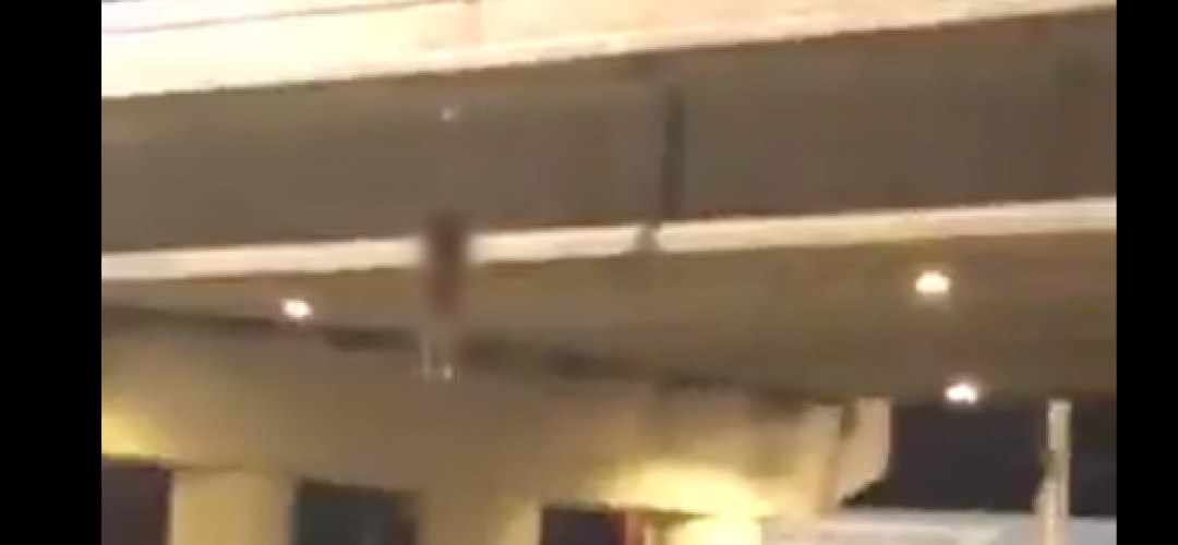 Asesinan y cuelgan de un puente a mujer en Guanajuato