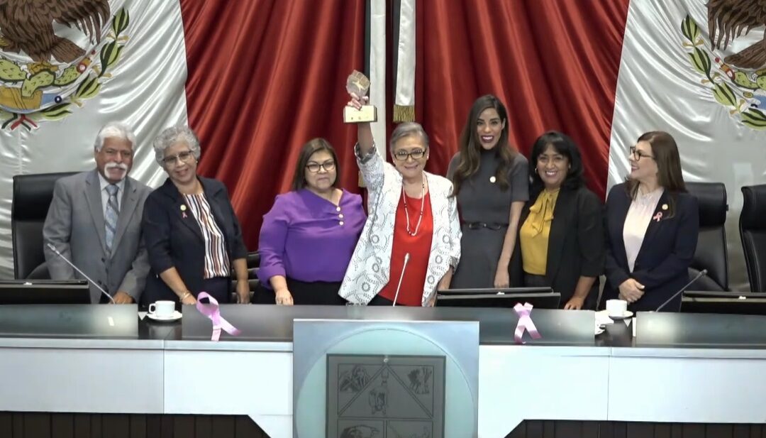 Congreso galardona a Rosa María O’leary por su activismo en el ámbito social