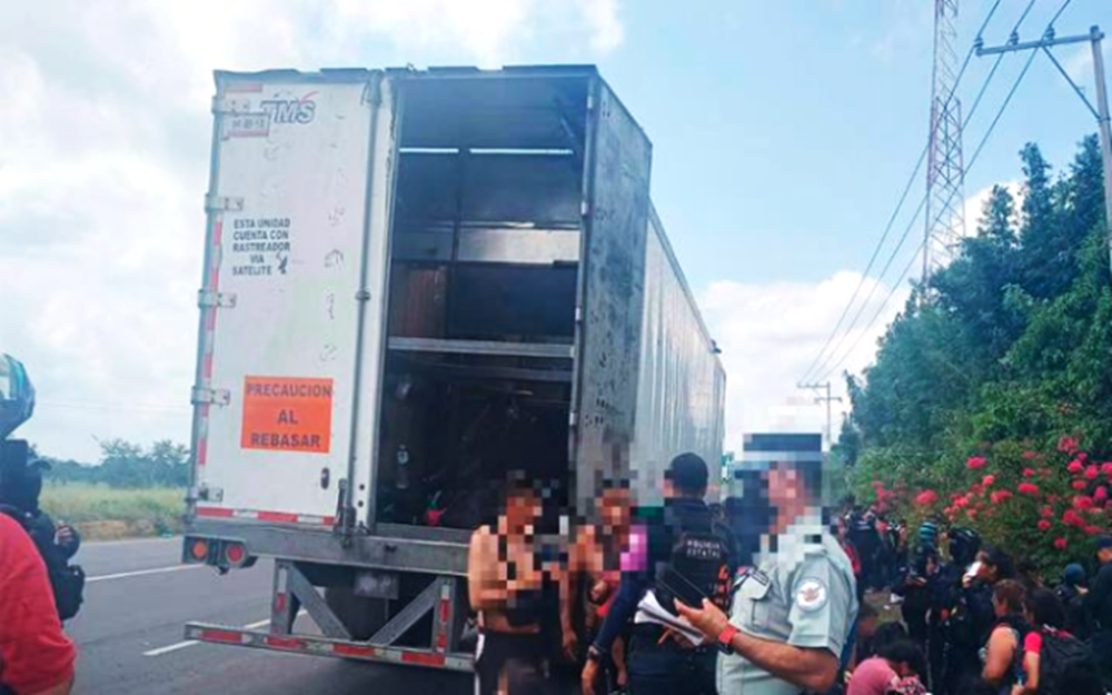 Tráiler con 126 migrantes choca en la carretera Veracruz-Xalapa