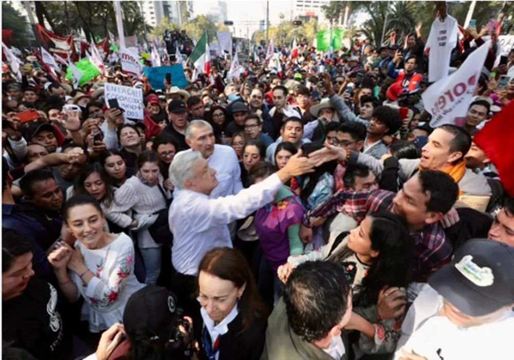 AMlO