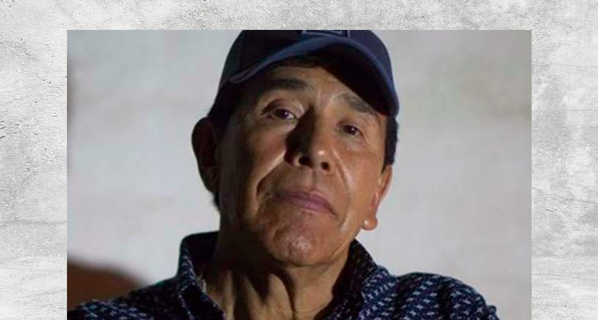 Caro Quintero fondo gris