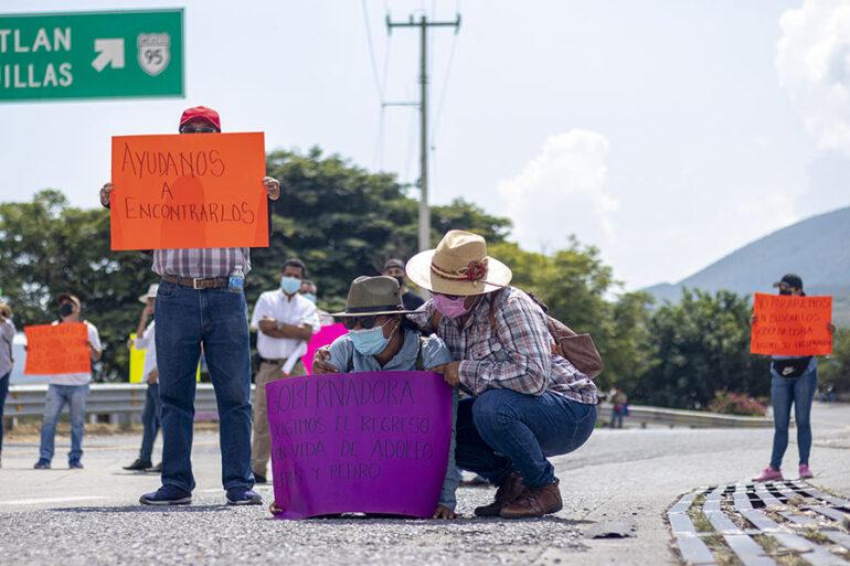 Con bloqueo en la Autopista del Sol, familiares de tres desaparecidos lograron que FGE inicie búsqueda