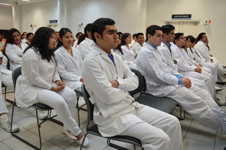 Costos y éxito de la formación médica en México