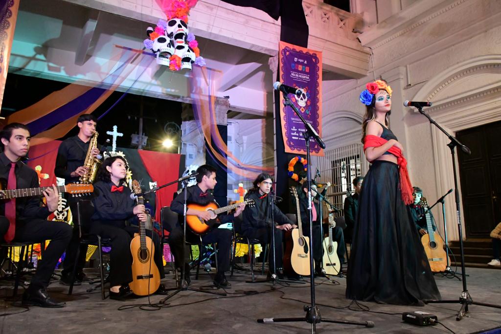 Hoy es la culminación del Festival Tradicional de Día de Muertos; varios artistas en el escenario Ofrece IV Festival Tradicional de Día de Muertos propuestas musicales (3)