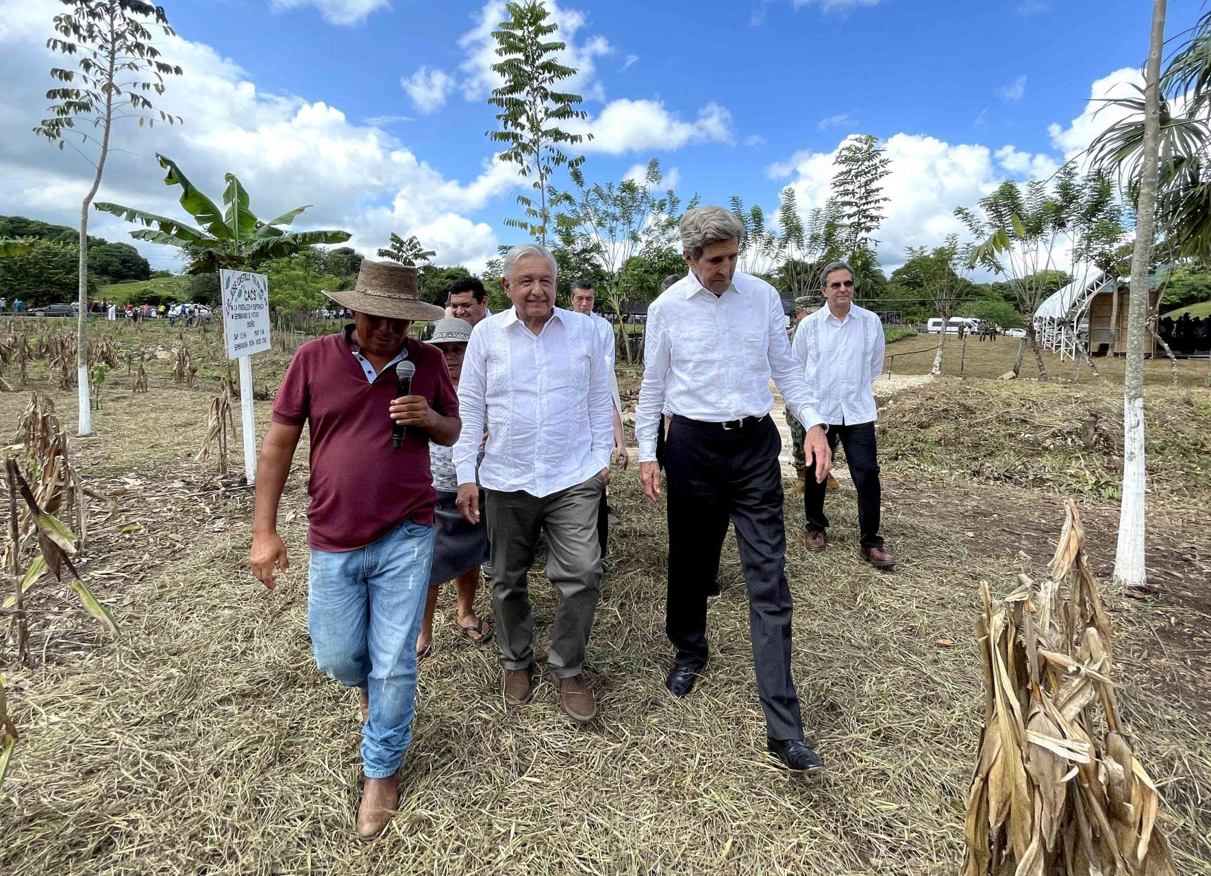 Andrés Manuel López Obrador, Presidente de México, y John Kerrry, enviado especial de Joe Biden para el cambio climático, durante presentación del programa Sembrando Vida a una delegación de Estados Unidos.