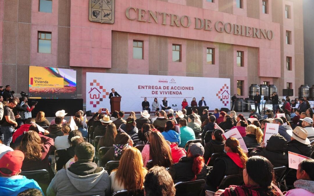 Entrega Durazo escrituras, mejoramiento de hogares y casas rescatadas
