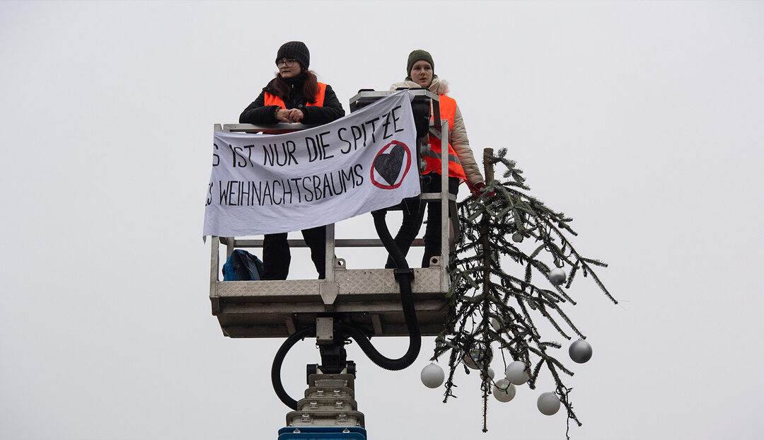 Activistas climáticos cortan la punta de un árbol de Navidad en Berlín