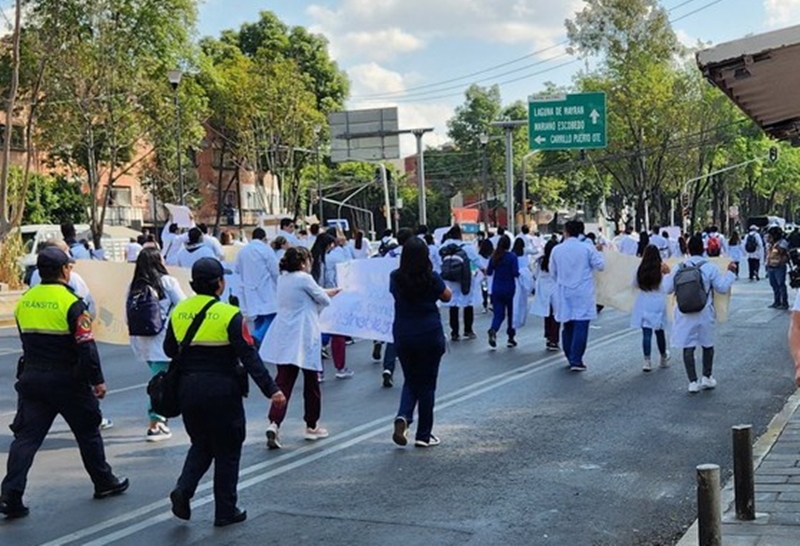 Marchan médicos