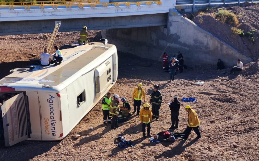 11 lesionados en volcamiento de autobús en Guaymas