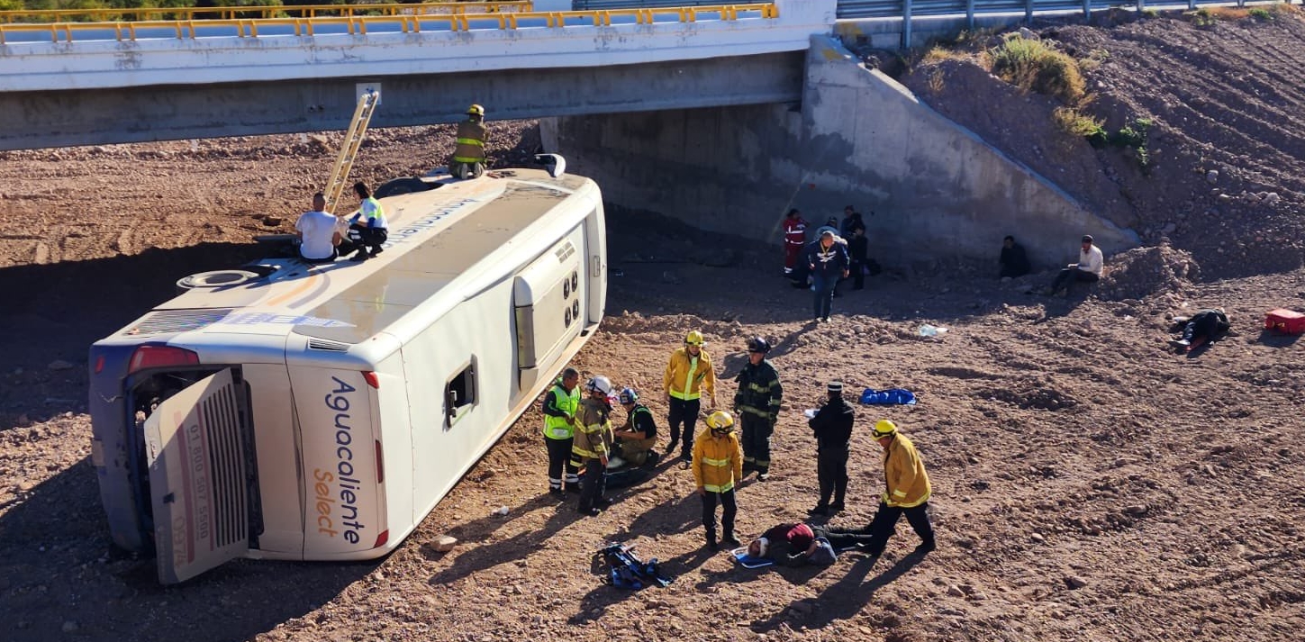 11 lesionados en volcamiento de autobús en Guaymas volcamiento