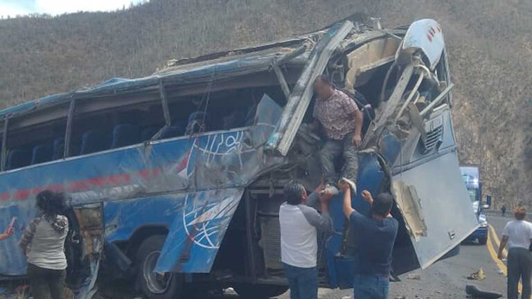 11 migrantes muertos y 16 heridos por volcadura en carretera de Oaxaca