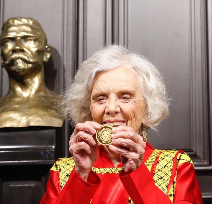 Elena Poniatowska recibe medalla Belisario Domínguez
