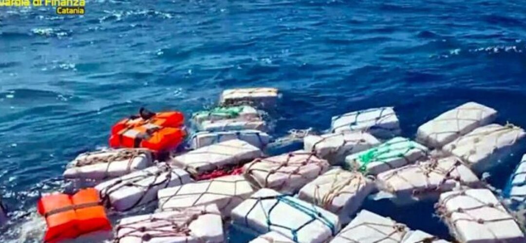 Policía Italiana encuentra dostoneladas de cocaína flotando en el mar