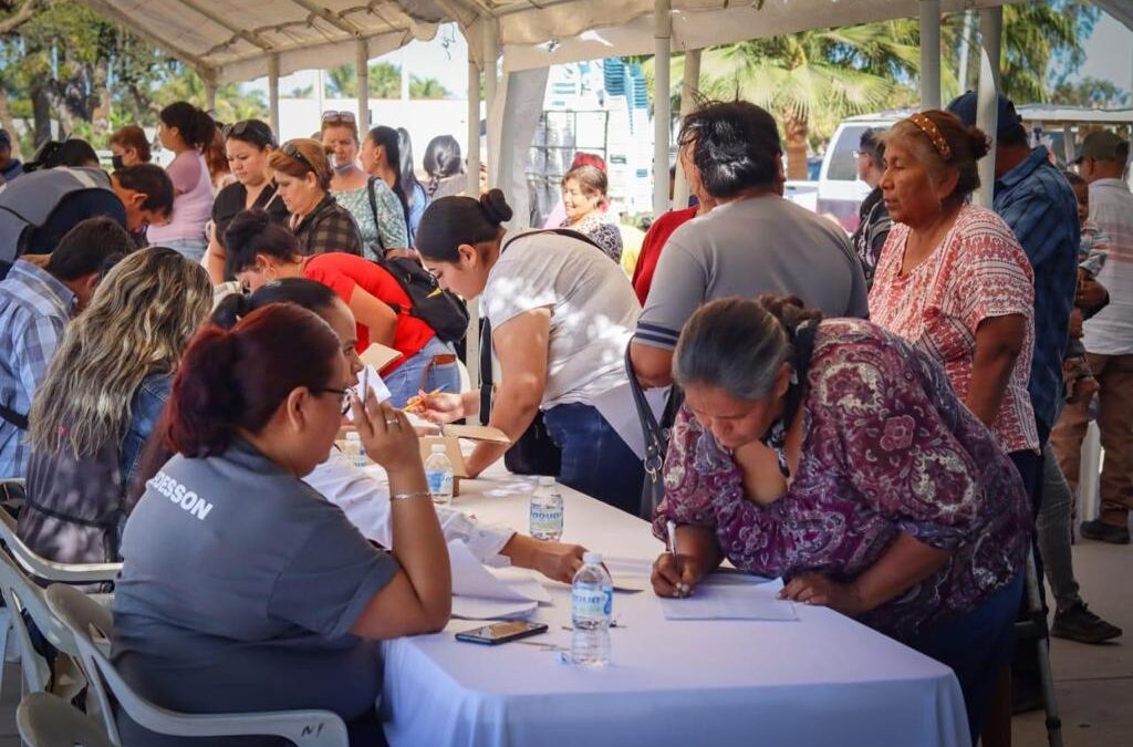 Atienden a población vulnerable del sur de Sonora con programas sociales