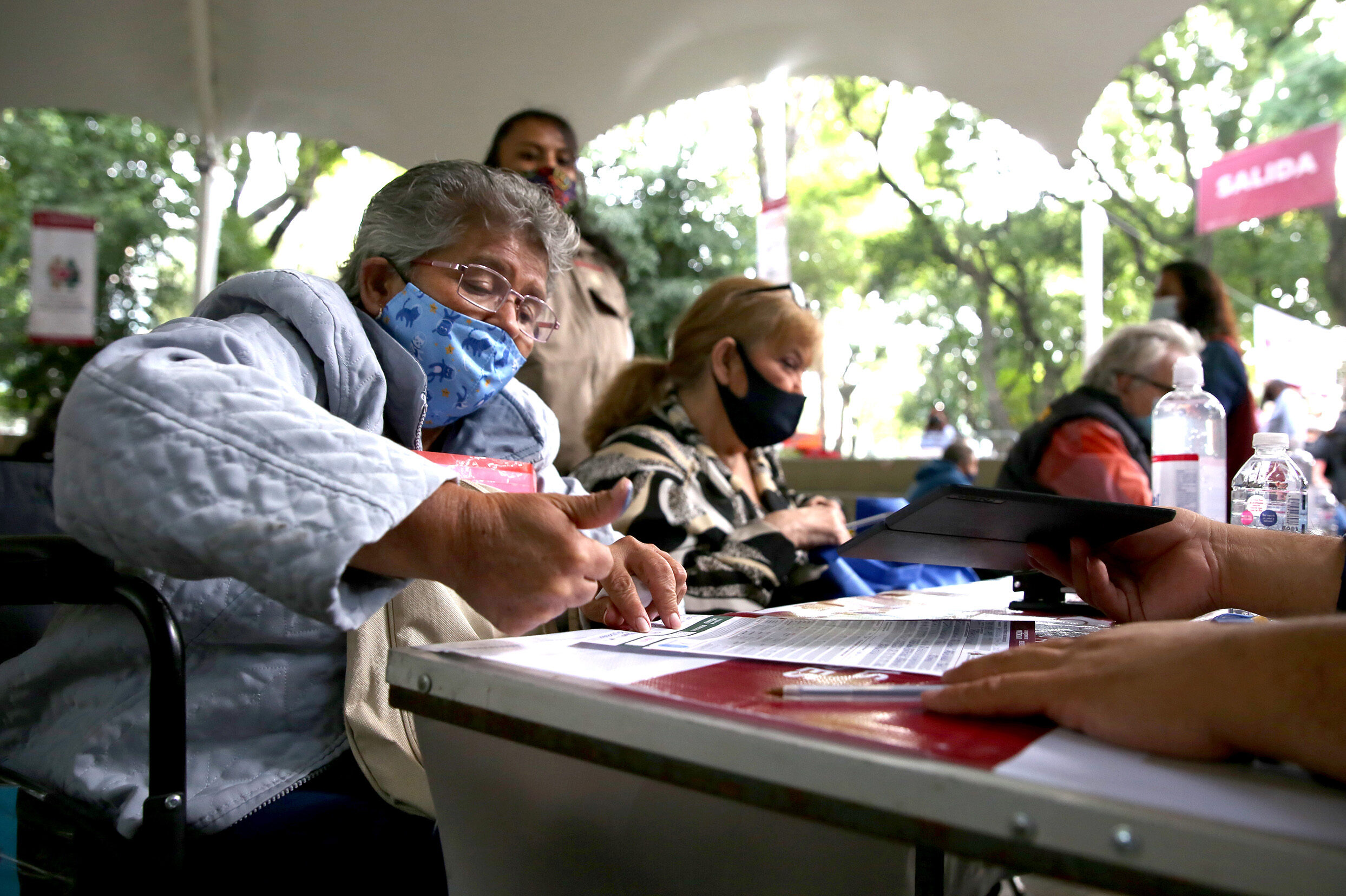 Última semana para entrega de tarjetas del Banco del Bienestar a adultos mayores que reciben su pensión en BBVA Bancomer viejitos