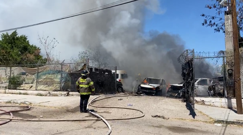 Ocho autos totalmente siniestrados tras incendio en carrocería en Hermosillo