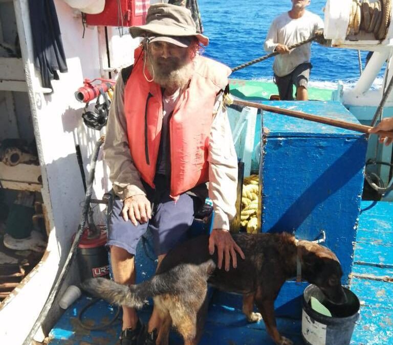 Náufrago Australiano y su perrita llegan a tierra tras meses perdidos en el mar