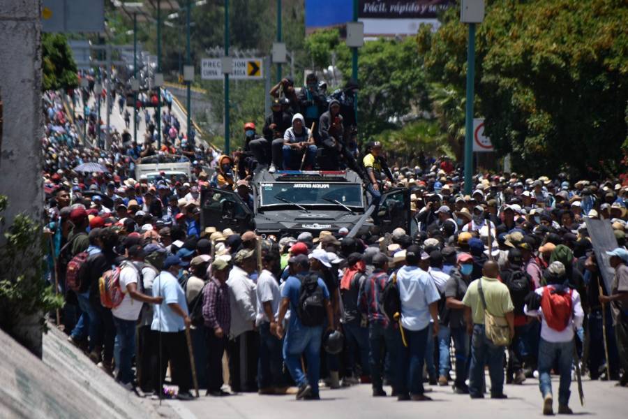 Manifestantes roban Rino de Guardia Nacional y entran a Palacio de Gobierno de Guerrero