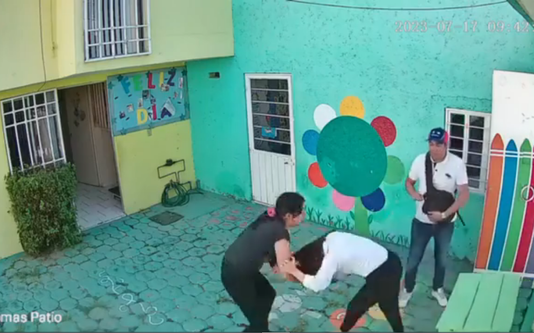 [Video] Padres de familia golpean a maestra de kinder en el Estado de México