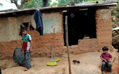 Cae pobreza en México